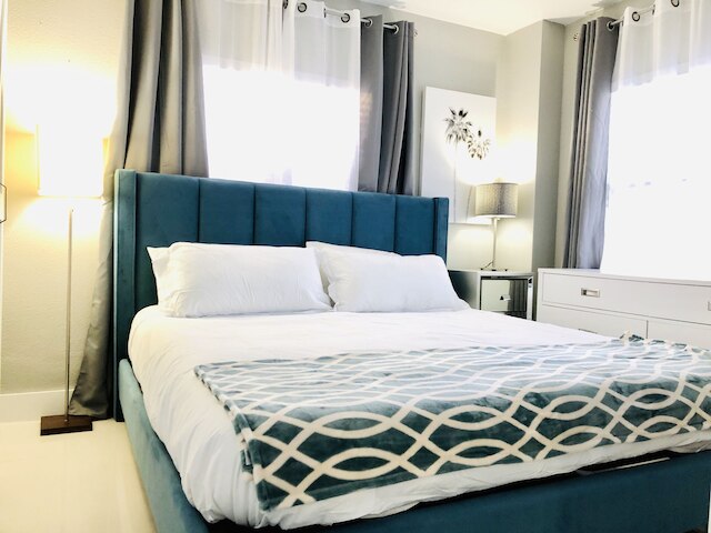 2701  ラグジュアリー レイクフロント ユニット ウィズ プール ビューズ