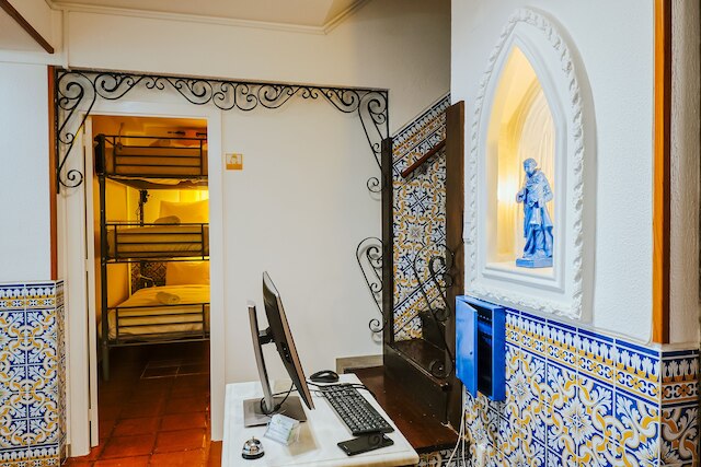 ヘルプ ユアセルフ ホステルズ - レステロ