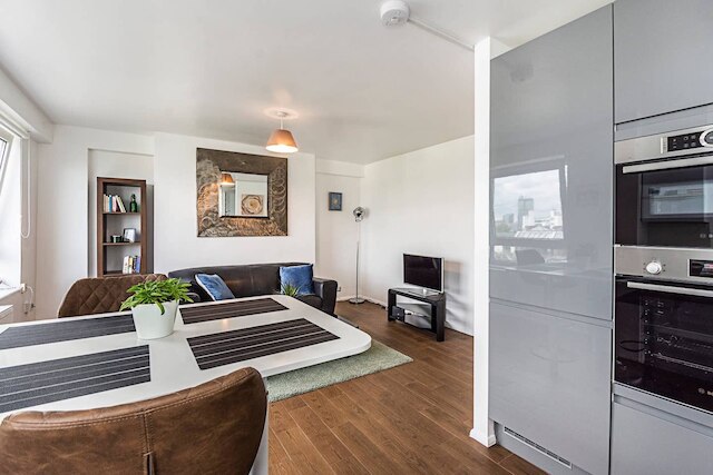 マグニフィセント アンド セントラリー ロケーテッド フラット