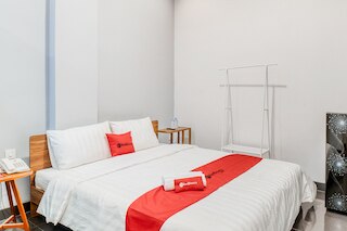 レッドドアーズ プラス ニア タマン イスマイル マルズキ