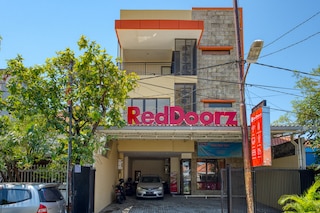 レッドドアーズ シャリア ニア アランガ ユニバーシティ キャンパス B