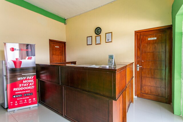 レッドドアーズ ニア プランバナン テンプル