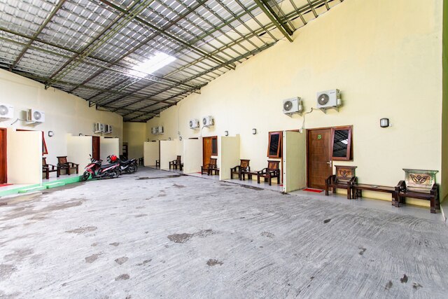 レッドドアーズ ニア プランバナン テンプル