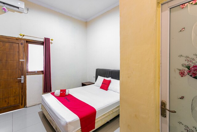 レッドドアーズ ニア プランバナン テンプル