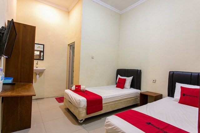 レッドドアーズ ニア プランバナン テンプル