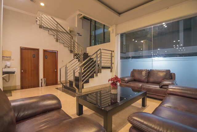 レッドドアーズ プレミアム ニア パリ ヴァン ジャワ モール