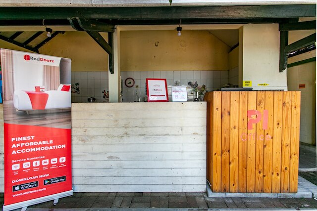 レッドドアーズ プラス ニア タマン サリ 2