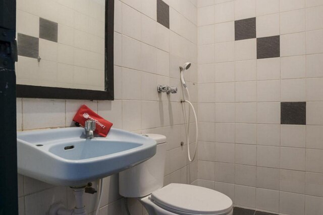 かつてのReddoorzプラス ジャカルタコタステーション周辺