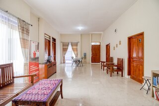 レッドドアーズ ニア ウニベルシタス ガジャ マダ