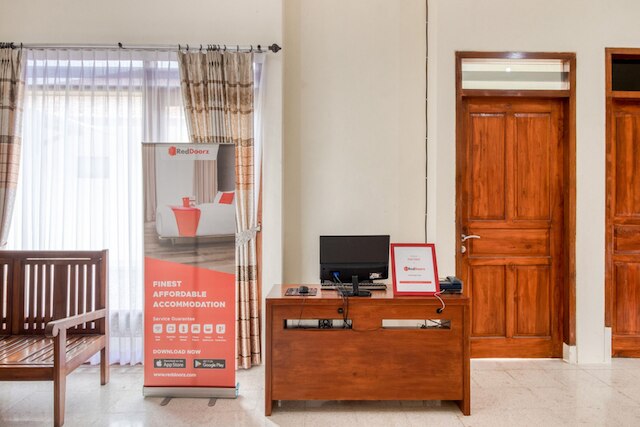 レッドドアーズ ニア ウニベルシタス ガジャ マダ