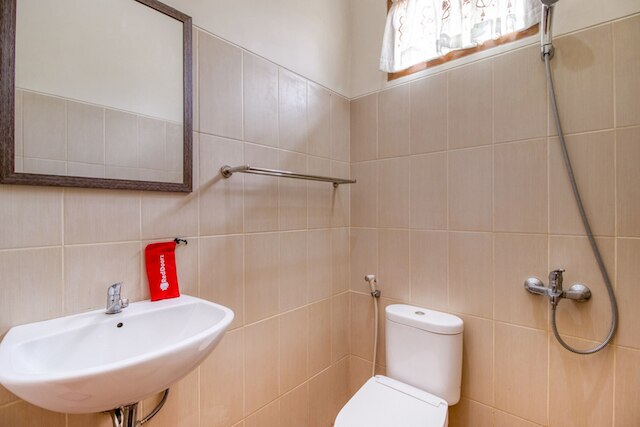 レッドドアーズ ニア ウニベルシタス ガジャ マダ