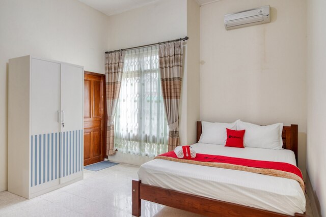 レッドドアーズ ニア ウニベルシタス ガジャ マダ