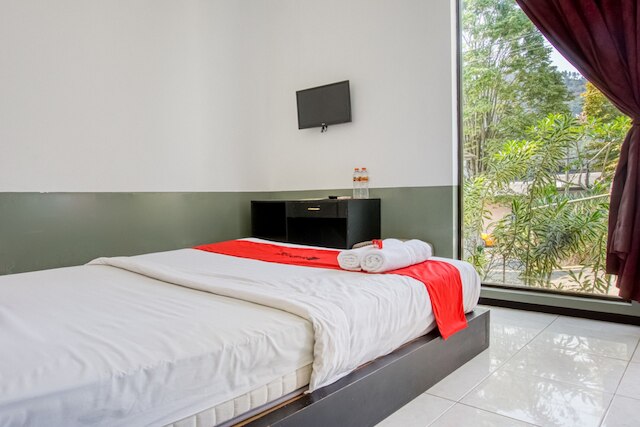 レッドドアーズ ニア パララヤン バトゥ