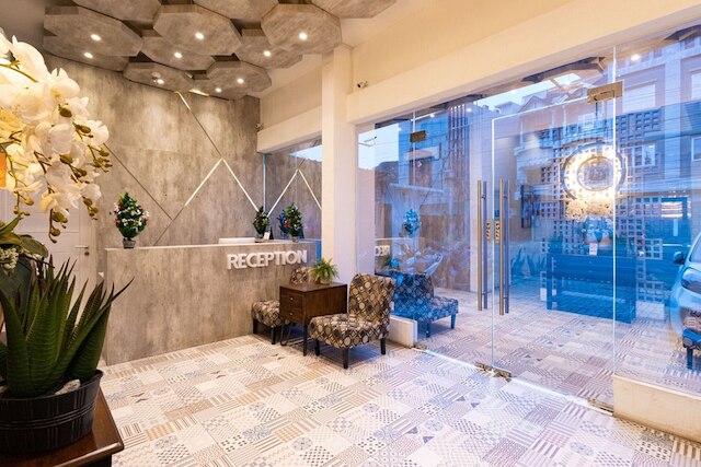 レッドドアーズ プレミアム ニア センター ポイント モール メダン