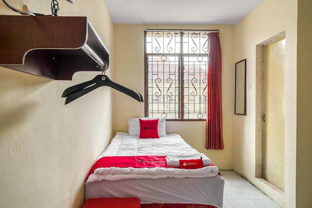 レッドドアーズ プラス ニア RSUD ドクター ピルンガディ メダン  2  - ホステル