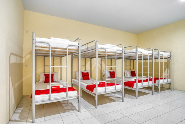 レッドドアーズ プラス ニア RSUD ドクター ピルンガディ メダン  2  - ホステル