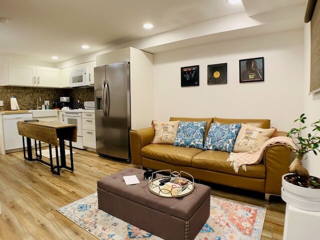 フィニウッド ベースメント ハイダウェイ - ズー ミーツ レイク