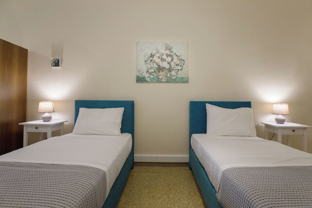 歩行者通りの中心部のアパート