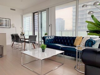 ラグジュアリー 2 ベッド 2 バス コーナー コンド