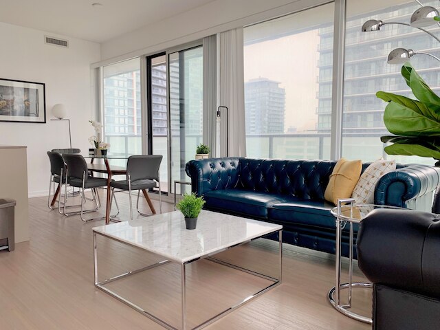 ラグジュアリー 2 ベッド 2 バス コーナー コンド