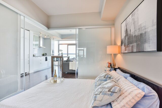 ラグジュアリー レイクビュー スカイスクレイパー バイ CN タワー