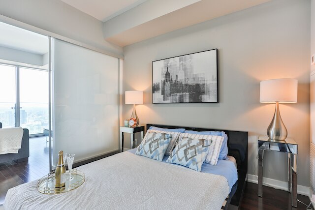 ラグジュアリー レイクビュー スカイスクレイパー バイ CN タワー