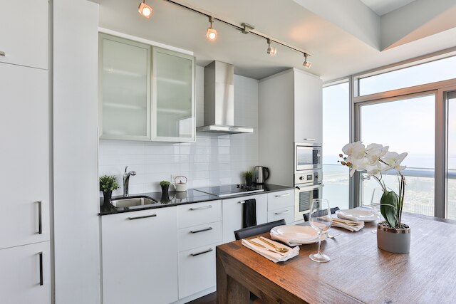 ラグジュアリー レイクビュー スカイスクレイパー バイ CN タワー