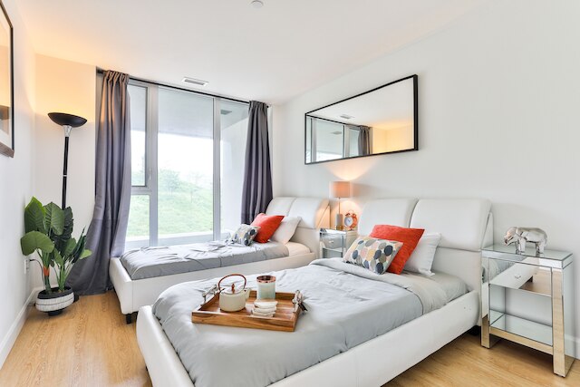 モダン 2 ストーリー バイ CN タワー