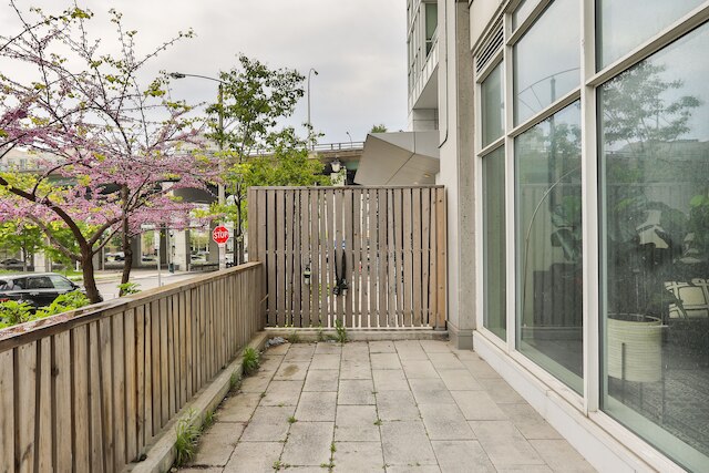 モダン 2 ストーリー バイ CN タワー