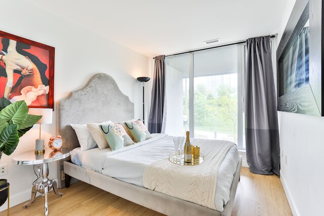 モダン 2 ストーリー バイ CN タワー