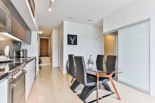 モダン 2 ストーリー バイ CN タワー