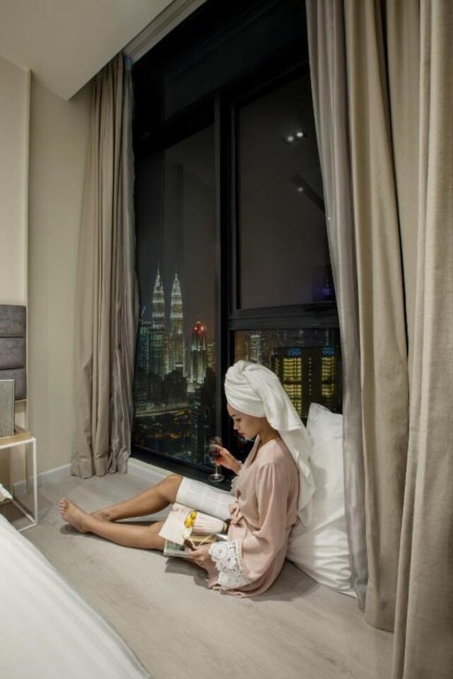 エクスプレッションズ スイーツ バイ アIホスト グローバル