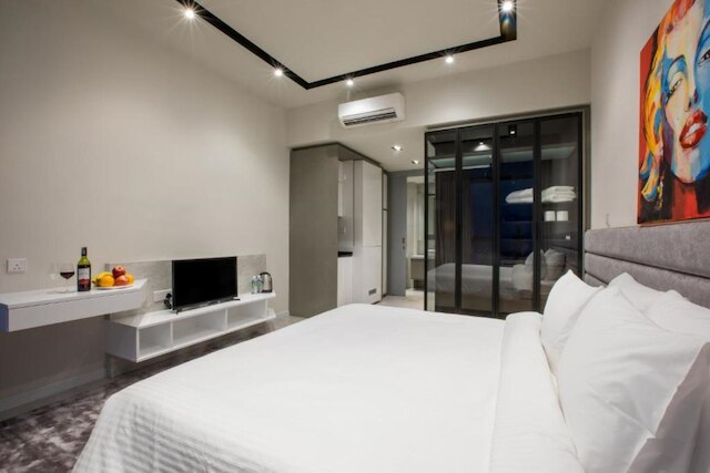 エクスプレッションズ スイーツ バイ アIホスト グローバル