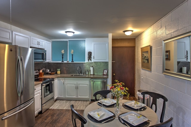 マルヒア カハカイ 2 ベッドルーム コンド バイ レッドオーニング