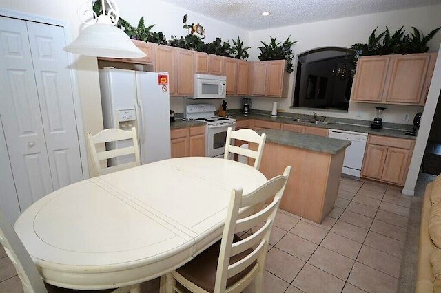 2724 ヒュージ 6 ベッドルーム エメラルド アイランド プール ホーム