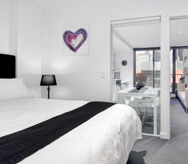 レアディセット アパートメンツ オン リトル コリンズ