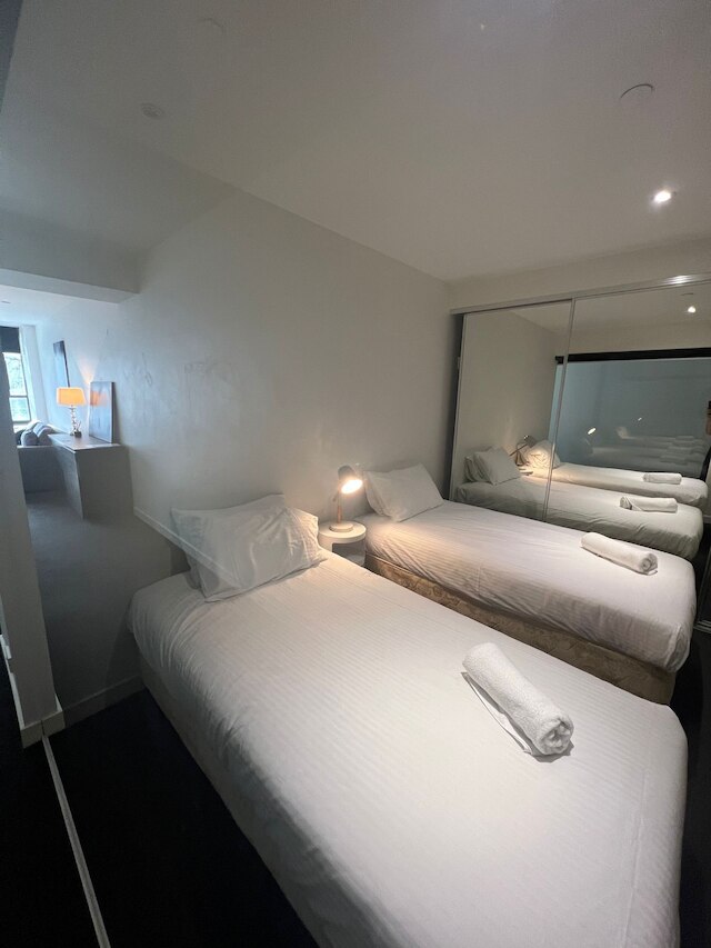 レアディセット アパートメンツ オン リトル コリンズ