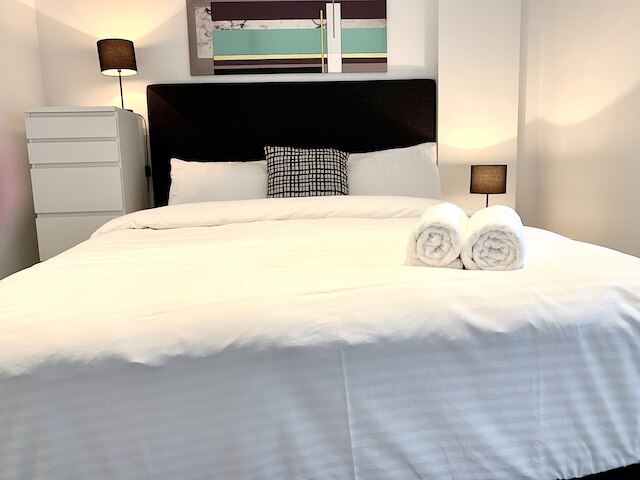 レアディセット アパートメンツ オン リトル コリンズ