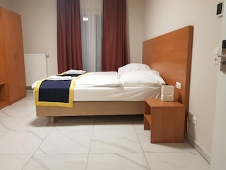 ホテル エミリアナ アム バーンホフ