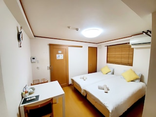 Hosei Apartment 201