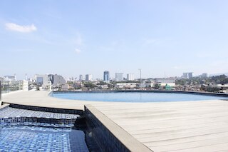 ザ グリーン コサンビ バンドン アパートメントにあるデラックスなベッドルーム 2 室