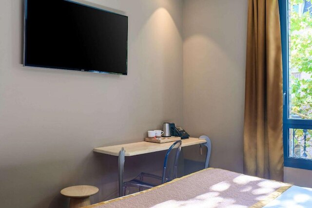 ホテル シクッスティーン パリ モンルージュ