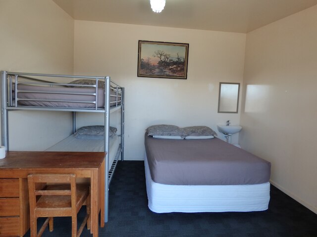 レースコース バックパッカーズ ホステル