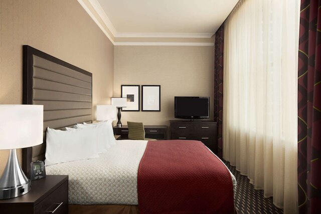 エンバシー スイーツ バイ ヒルトン セントルイス ダウンタウン