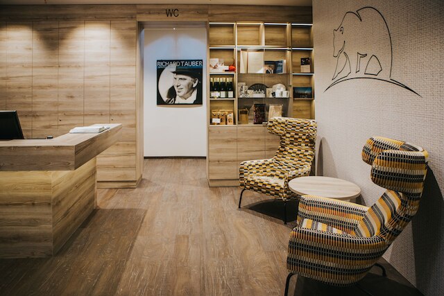 ホテル シュヴァーツァー バー