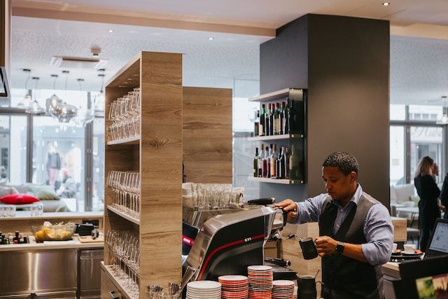 ホテル シュヴァーツァー バー