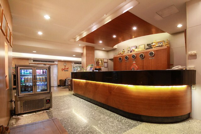 テン スターズ ホテル プラトゥーナム