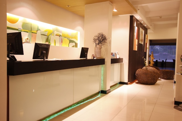 ザ エンバシー サトーン