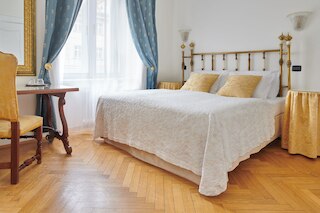 チャールズ ブリッジ パレス