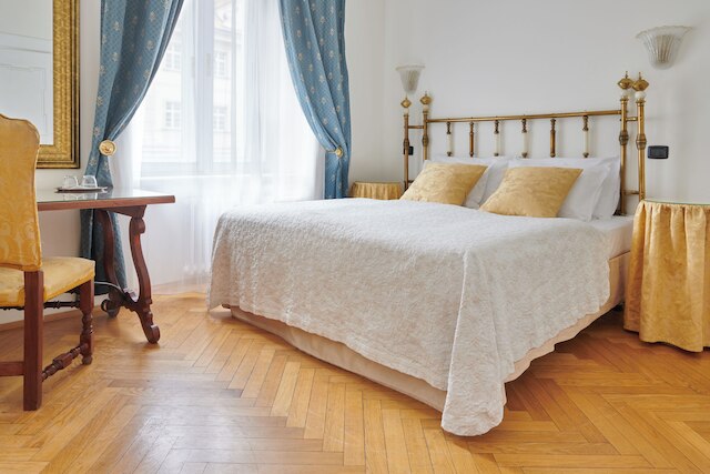 チャールズ ブリッジ パレス